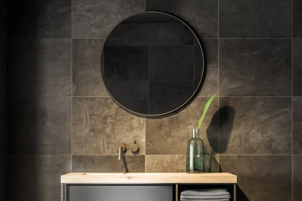Siyah Kiremitli Duvarda Asılı Yuvarlak Ayna Banyo Lavabo Tasarım Kavramı — Stok fotoğraf