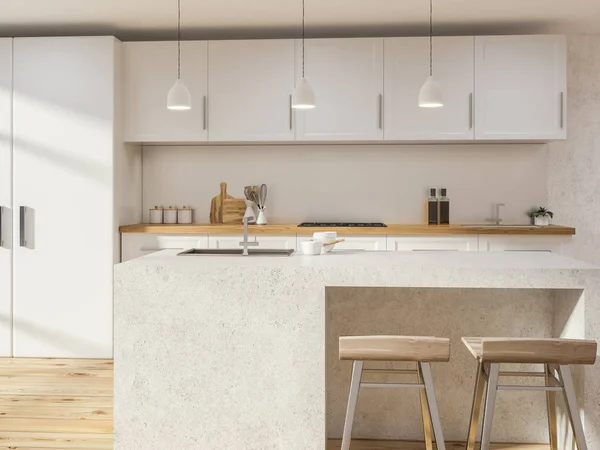 Kücheneinrichtung Mit Weißen Wänden Holzboden Weißen Arbeitsplatten Und Einem Holztisch — Stockfoto