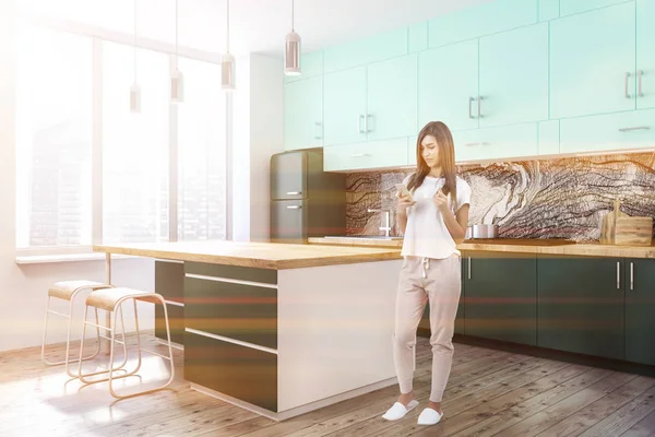 Vrouw Een Witte Marmeren Muur Keuken Interieur Met Een Houten — Stockfoto