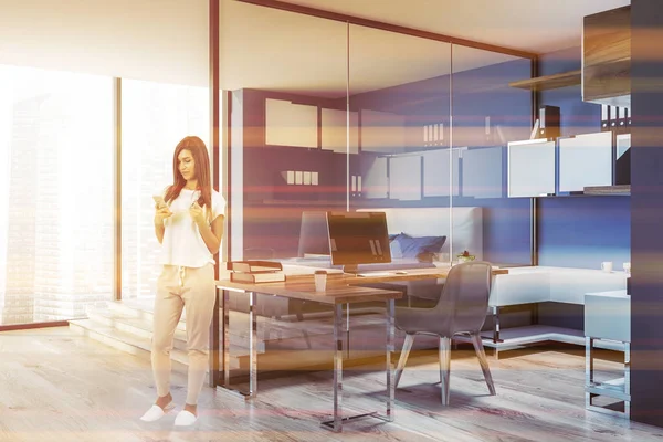 濃い青と木製の壁と寝室のコンピューター机コンパクトなホーム オフィス インテリアの女性 サイドビュー フリーランスの概念は仕事します トーンのイメージを レンダリング モック — ストック写真