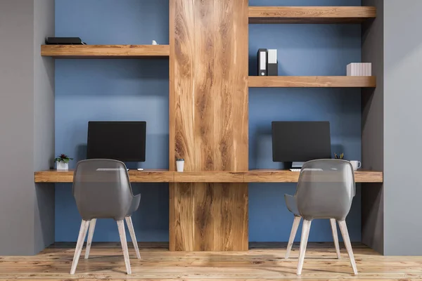 Stylový Domácí Kancelář Interiér Tmavě Modrými Dřevěné Stěny Dvě Počítačové — Stock fotografie