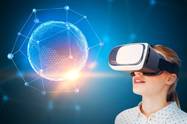 Noktalı bir gömlek ve Vr gözlük parlayan sürükleyici arabirimi arka plan üzerinde giyen hayretler içinde genç kadın. Tonlu görüntü çift pozlama öğeleri Nasa tarafından döşenmiş bu görüntünün sahte