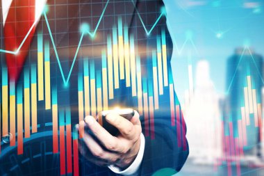 Tanınmayan işadamı bir smartphone bir bulanık cityscape arka plan üzerinde tutarak. Renkli grafik arabirimi önalan infographics ve veri gösterimi ile. HUD. Çift tonlu görüntü pozlaması
