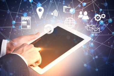 İşadamı tablet ekran karanlık mavi arka plan üzerinde dokunmadan eller. Sürükleyici arayüzü ile bir ağ iş ve hologram simgeler ön plan. Çift tonlu görüntü pozlaması