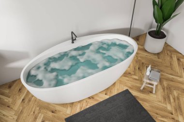 Üstten görünüm beyaz duvar banyo iç ahşap zemin, köpüklü beyaz küvet ve bir tencerede bir bitki. 3D render alay