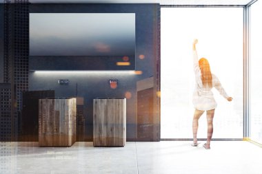 Kadın pijama üstüne bir lüks siyah duvar çatı banyo iç asılı bir uzun yatay ayna ile ahşap çift lavabo yakınındaki. Spa Hotel. 3D render resim çift pozlama şehir tonda