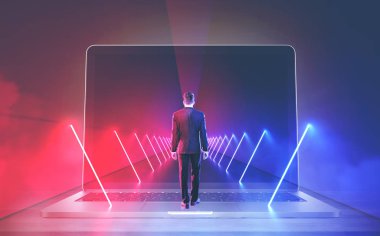Arkadan Görünüş dev laptop bakmak ve onu içinde neon ışıkları ile uzun bir tünel içinde yürüme bir işadamı. Yol ve bilgisayar bağımlılığı bulma kavramı. Tonlu görüntü pozlama sahte katlayın