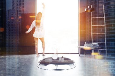 Kadın pijama özgün minimalist banyo iç bir beton zemin, yerleşik bir küvet, bir merdiven ve küçük bir tablo. 3D render sahte tonlu görüntü çift pozlama şehir kadar