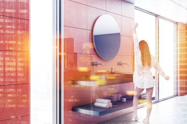 Yukarıda bir lüks beton ve beyaz duvar banyo iç asılı bir yuvarlak ayna ile koyu ahşap sayaçta siyah çift lavabo. Kadın pijama. 3D render resim çift pozlama şehir tonda