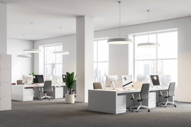 Beyaz ofis köşede kat, beyaz tavan lambaları ve sütunlar ve satırlar beyaz bilgisayar masalarının gri halı ile. Büyük pencereler ile modern bir cityscape. 3D render alay