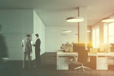 İş adamları beyaz bilgisayar masaları satırlarının beyaz ofiste konuşuyor. Soldaki kasa. 3D render sahte tonlu görüntü çift pozlama kadar bulanık