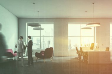 Beyaz ofis köşe ile orijinal lambalar ve beyaz bilgisayar masaları satırları. Pembe kanepe bekleme odası soldaki. İşadamları 3d render kadar çift tonlu görüntü pozlaması bulanık dalga