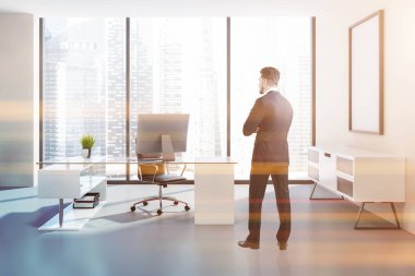 İşadamı Yöneticisi office iç şeftali duvarlar, beton zemin, panoramik pencerelere, bir büyük bilgisayar masası ve poster çerçevesi kadar dikey sahte. 3D render tonlu görüntü