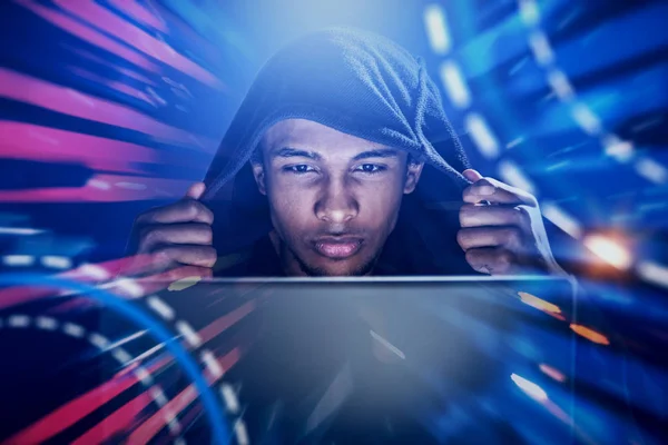 年轻的非洲裔美国黑客穿着连帽衫看着他的笔记本电脑屏幕 蓝色和红色沉浸式界面背景与显色 网络安全概念 色调图像双曝光 — 图库照片