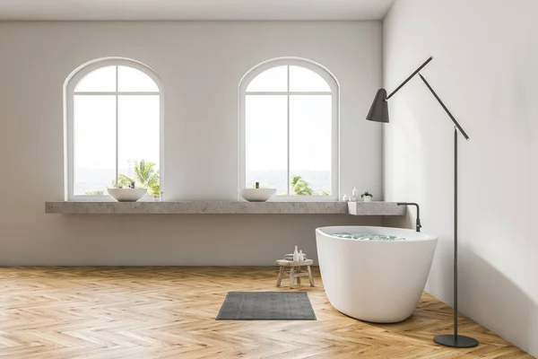 Beyaz Duvar Banyo Ahşap Zemin Kemerli Pencereler Beyaz Küvet Çift — Stok fotoğraf
