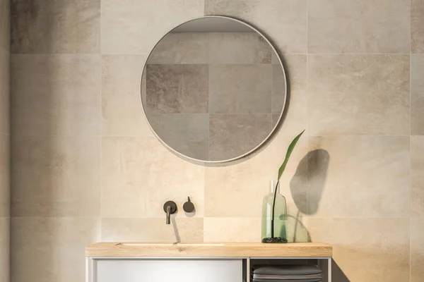 ベージュのタイル張りの壁に掛かっている丸い鏡と洗面 インテリア デザインのコンセプトです レンダリング — ストック写真