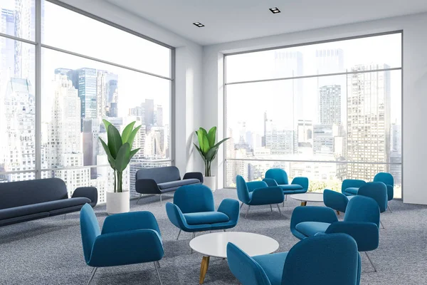 灰色のカーペットにコーヒー テーブル ラウンド隣に立ってソフト青い肘掛け椅子と近代的な会社待合室内部 パノラマの窓 レンダリングをモックアップします — ストック写真