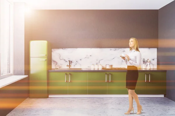 Empresária Loira Cozinha Moderna Parede Mármore Interior Com Grandes Janelas — Fotografia de Stock