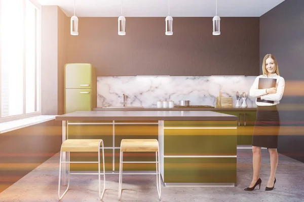 Mooie Onroerende Goederenagent Moderne Keuken Interieur Met Grote Ramen Betonnen — Stockfoto