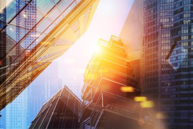 Modern binanın beton ve cam duvarları ve acil çıkış merdivenleri ile düşük açılı görünüş. B planına ve yaratıcı düşünme kavramı. 3D render sahte tonlu görüntü çift pozlama şehir kadar