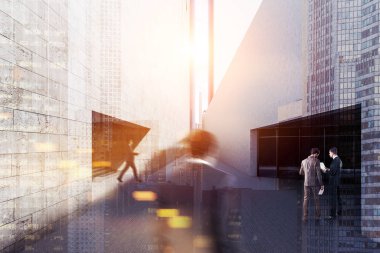 İş adamları geçiş iki iş bina merdiven ve park yeri girişi ile arasındaki dar. Sıcak bir günde Cityscape ve mavi gökyüzü. 3D render sahte tonlu görüntü çift pozlama kadar bulanık