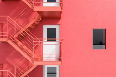 Modern bina dış kırmızı duvarlar, beyaz kapılar ve acil çıkış merdivenleri ile. B planına ve yaratıcı düşünme kavramı. 3D render alay