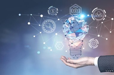 El altında parlayan bir çokgen ampul hologram tanınmayan bir işadamı. İş ağ simgeleri mavi arka plan bulanık. Fikir kavramı. Tonlu görüntü pozlama sahte katlayın