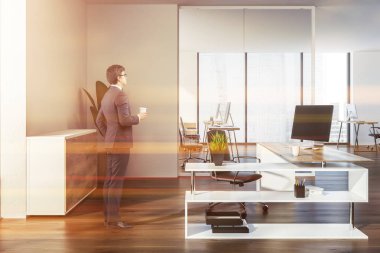 Kahve modern Yöneticisi office iç ahşap zemin, beyaz duvarları, bir şık bilgisayar masa ve bir saksı bitki ile iş adamı. 3D render sahte tonlu görüntü