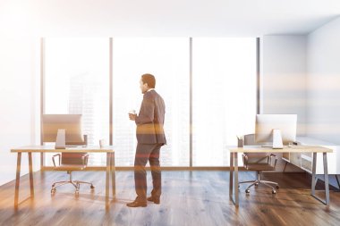 Loft İskandinav tarzı Yöneticisi office iç ahşap bir zemin, beyaz duvarları, Afrikalı-Amerikalı işadamı kompakt bilgisayar sandalyeler ve rahat sandalyeler. 3D render sahte tonlu görüntü