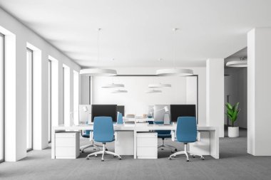 Beyaz duvarlar ile alan ofis iç açık, halı zemin, çatı windows ve bilgisayar tabloları mavi sandalye ile satırları. 3D render sahte kadar yakın çekim
