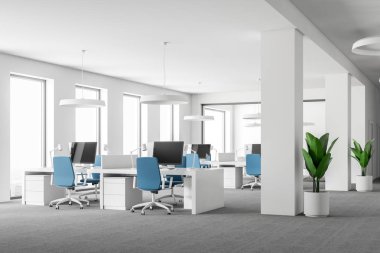 Açık alan ofis iç halı zemin, çatı windows ve bilgisayar tabloları mavi sandalye ile satırları üzerinde beyaz duvarlı yan görünüm. 3D render alay