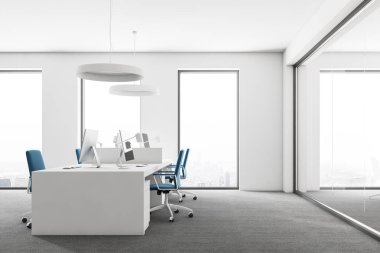 Açık alan ofis beyaz duvarlı, gri halı zemin, çatı windows ve Bilgisayar masaları mavi sandalye ile. Yan görünümü. 3D render alay