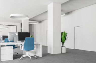 Alan office köşe beyaz duvarlar ile açın, halı zemin, çatı windows ve bilgisayar tabloları mavi sandalye ile satırları. 3D render sahte kadar yakın çekim