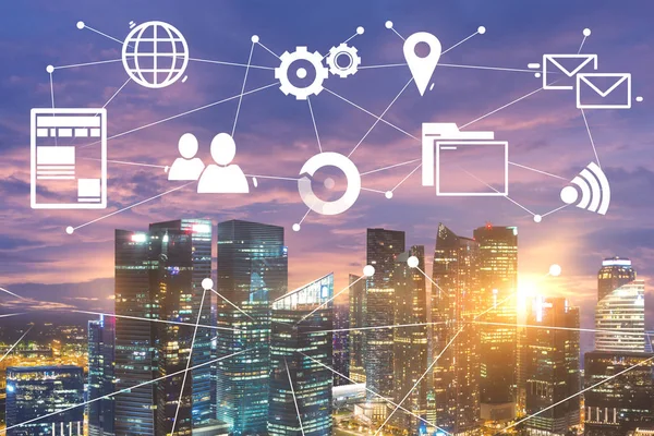 Beyaz iş ağ ve Internet arabirimi hologram içinde modern bir cityscape üzerinde mor bir gökyüzü. Tonlu görüntü pozlama sahte katlayın