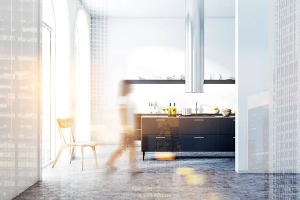 Mujer Caminando Interior Cocina Moderna Con Paredes Blancas Piso Gris — Foto de Stock
