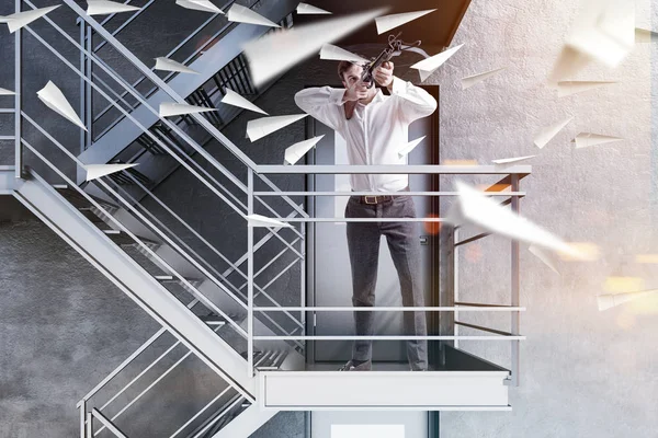 Бизнесмен Арбалетом Стреляет Бумажными Самолетами Стоящими Белой Лестнице Аварийного Выхода — стоковое фото