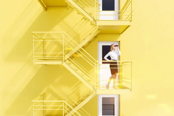 Edifício Moderno Exterior Com Paredes Amarelas Portas Brancas Escadas Saída — Fotografia de Stock