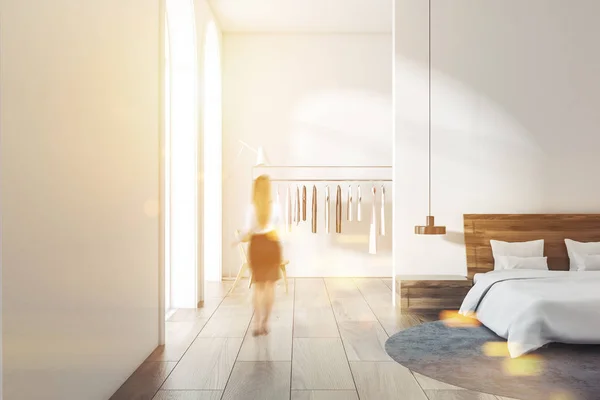 Спальня Скандинавском Стиле Белыми Стенами Кафельным Полом Вешалкой Одежды Кроватью — стоковое фото