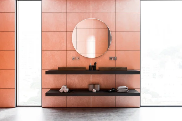 木制双水槽在黑色架子上 上面挂着一个圆形的镜子 上面悬挂着一个豪华的橙色墙阁楼浴室内饰 奢华的生活方式和水疗中心 — 图库照片