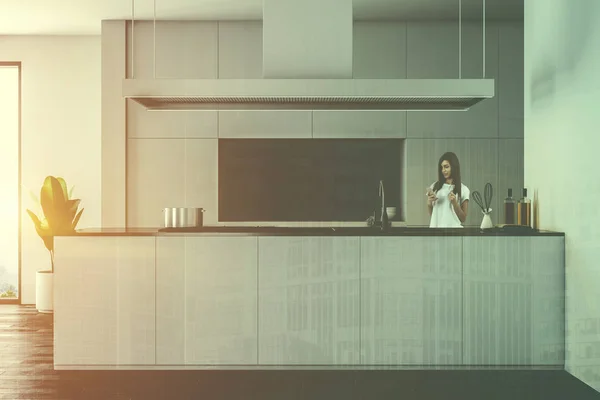 Mulher Interior Cozinha Parede Branca Com Piso Madeira Escura Armários — Fotografia de Stock