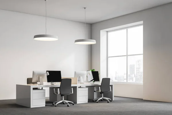 白色办公室角落用灰色地毯在地板 白色天花板灯和专栏和一排白色电脑桌 大窗户 渲染模拟 — 图库照片