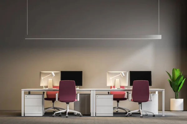 灰色の壁 床にカーペットとオープンなオフィスとピンクの椅子と白いコンピューター テーブルのクローズ アップ レンダリングをモックアップします — ストック写真