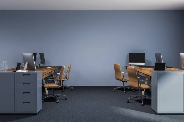 青い壁 およびスタイリッシュな木製コンピュータ テーブルにカーペット会社のマネージャーの事務所 レンダリングをモックアップします — ストック写真