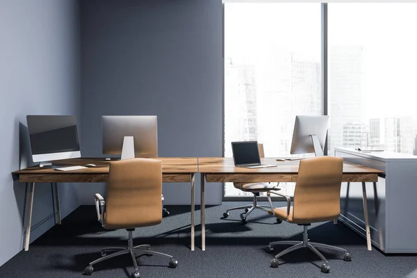 青い壁 およびスタイリッシュな木製コンピュータ テーブルにカーペット会社のマネージャーの事務所 大きな窓 レンダリングをモックアップします — ストック写真