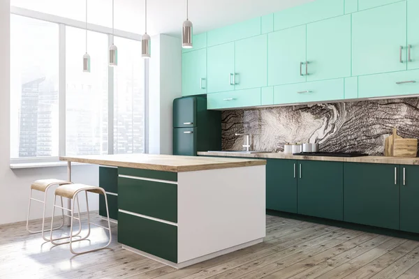 Kücheninnenraum Aus Weißem Und Marmoriertem Marmor Mit Holzboden Grünen Schränken — Stockfoto