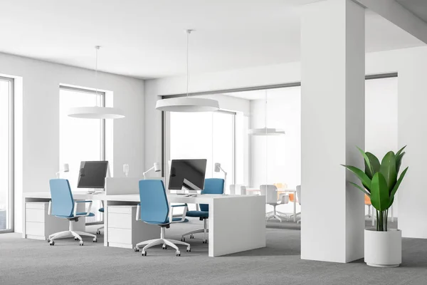 Großraumbüro Mit Weißen Wänden Grauem Teppich Auf Dem Boden Loftfenstern — Stockfoto