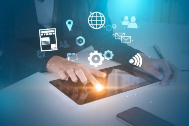 Tanınmayan işkadını tablet bilgisayar ofisinde çalışan el. Internet ve iş simgeleri üstünde asılı. Merhaba teknik işletme ve pazarlama kavramı e. Çift tonlu görüntü pozlaması