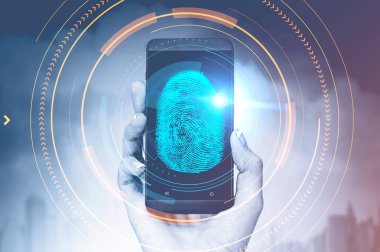 Bir smartphone parlayan dactylogram arayüzü ve hud ile cityscape arka plan üzerinde tutan kadın eli. Kimlik ve kimlik doğrulama kavramı. Görüntü çift pozlama kopya alanı tonda