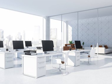 Modern beyaz ofis iç beyaz bilgisayar masaları ve panoramik pencereli bir cityscape satırlarla. Kanepeler ve cam duvar ile lounge. 3D render kopya alanı