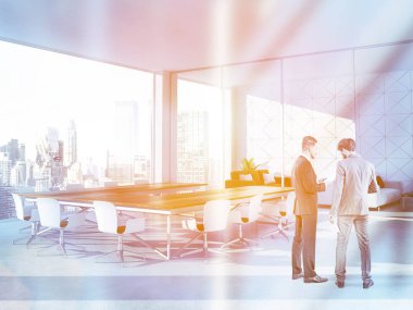 İki işadamları beyaz üçgen söz konferans salonu panoramik pencere ve ahşap masa ile döşenmiş. Arka planda lounge. Kurumsal yaşamı kavramı 3d render kopya alanı görüntü tonda